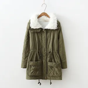 Dettaglio del parka invernale da donna verde oliva con collo in lana d'agnello bianca