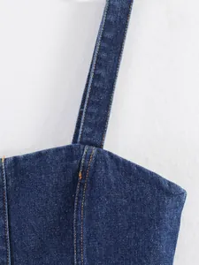 Détail macro de haute qualité montrant le denim bleu foncé et les coutures jaunes.
