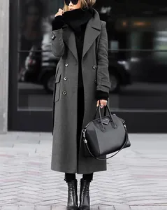 Elegante abrigo de lana gris para mujer con cinturón en un entorno urbano con estilo