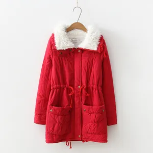 Vista frontale di un cappotto in cotone rosso da donna con collo in finta pelliccia bianca.