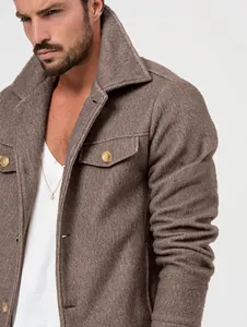 Vista dettagliata della trama della giacca di lana marrone da uomo con tasche e bottoni