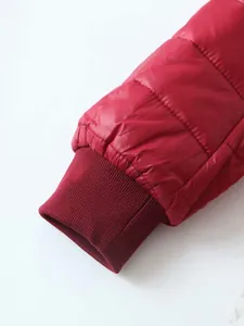 Detalle de primer plano del puño de una chaqueta acolchada roja con acabado elástico