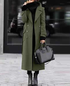 Primer plano de un elegante abrigo de lana verde oliva con doble botonadura y cinturón