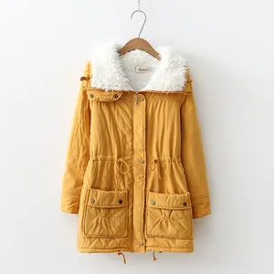 Cappotto invernale giallo da donna con collo in shearling bianco e coulisse in vita