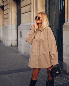 Vollansicht einer stylischen Oversized-Wolljacke für Damen in beigem Streetstyle-Look.