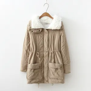 Parka da donna kaki con colletto in montone bianco e coulisse in vita dettagli