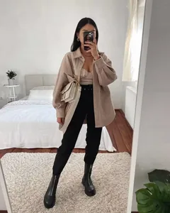 Ganzkörper-Spiegelselfie zur Darstellung der Passform einer beige Wolljacke Oversize