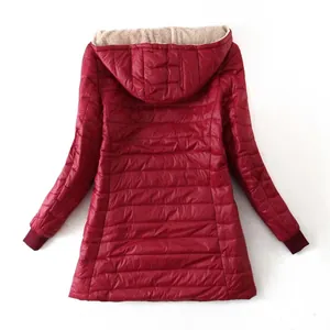 Vista trasera de la chaqueta de invierno roja para mujer con forro de sherpa cálido