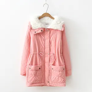 Parka invernale rosa da donna con collo in lana d'agnello bianca e coulisse regolabile