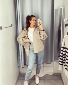 Stylische beige Oversize-Wolljacke für Damen mit großen Taschen und lockerem Schnitt