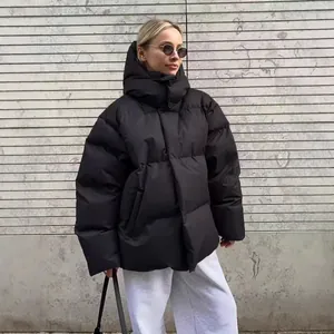 Stilvolle übergroße schwarze Damen Pufferjacke mit Kapuze Premium Winter Steppjacke