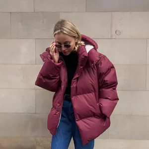 Oversize Damen Pufferjacke in Burgund mit Kapuze für den Winter im Freien