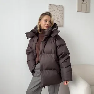 Stylische braune Oversize-Steppjacke mit Kapuze für Damen in der Herbst-Winter-Mode