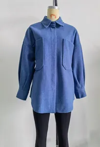 Vorderansicht einer blauen Oversize-Wolljacke mit großen Taschen auf einer Schaufensterpuppe