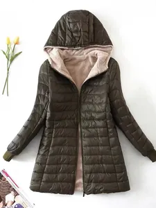 Chaqueta acolchada de largo medio para mujer con forro de felpa sherpa en color verde oliva