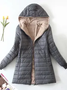 Chaqueta acolchada gris de longitud media para mujer con un forro de felpa