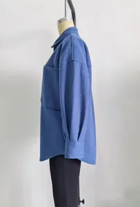 Seitenansicht der blauen Oversize-Wolljacke mit großer Vordertasche und Kragendetail