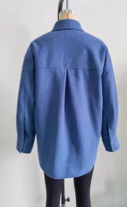 Detaillierte Rückansicht des blauen Oversize-Wollmantels mit stilvoller Rückenfalte