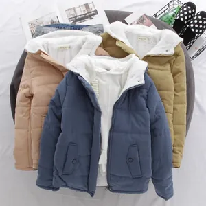 Damen Winterjacke kurz mit weißem Lammfellimitat-Futter in der Kapuze in drei Farben.