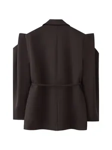 Vue arrière d'un blazer marron foncé à épaules larges avec détail de ceinture à la taille.