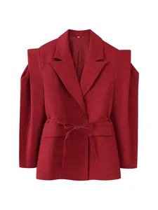 Blazer chic rouge foncé pour femme avec épaules larges structurées et ceinture à nouer assortie