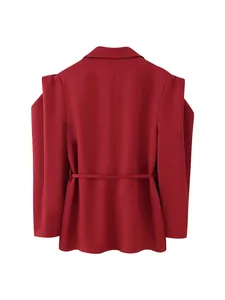 Vue détaillée du dos d'un blazer rouge pour femme avec une ceinture à la taille.
