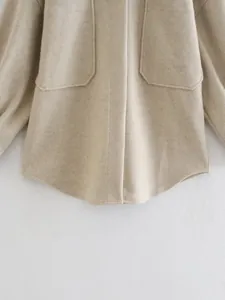 Detailansicht der beigen Oversize-Wolljacke mit großen funktionellen Vordertaschen