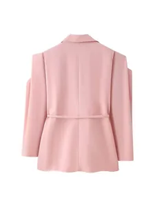 Vue détaillée du dos d'un blazer rose pour femme avec épaulettes et ceinture à la taille.