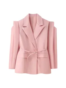 Vue détaillée d'un élégant blazer rose pour femme avec ceinture et épaules larges
