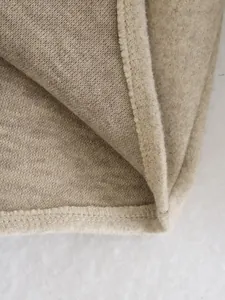 Detailaufnahme eines Wollmantels mit weichem Fleecefutter und sauberer Verarbeitung