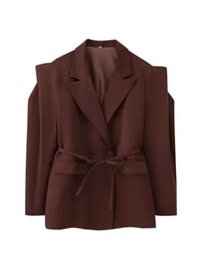 Vue détaillée d'un blazer marron chocolat avec ceinture à nouer et épaulettes pour femmes