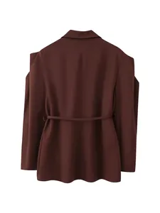 Vue arrière d'un blazer marron pour femme avec lien à la taille et découpes aux épaules