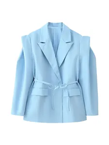 Vue détaillée d'un blazer bleu clair ceinturé avec épaulettes structurées et poches.