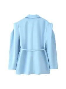 Vue arrière d'un blazer bleu clair à la mode avec ceinture et épaulettes