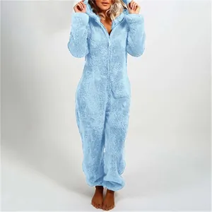 Vue détaillée d'une grenouillère en peluche bleu clair pour femme avec capuche et zip