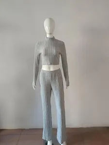Vista completa del set 2 pezzi in maglia a coste grigio con top a maniche lunghe