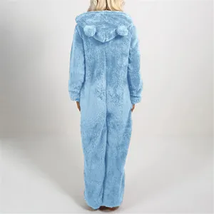 Vue arrière d'une grenouillère bleue pelucheuse à capuche avec de jolies oreilles