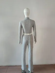 Vista posteriore di un completo in maglia a coste grigio con maniche lunghe e pantaloni