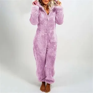 Grenouillère à capuche confortable en peluche violette pour femme avec fermeture éclair.