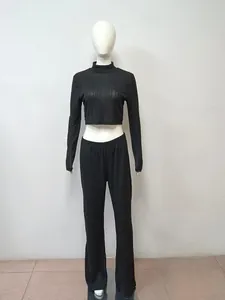 Set due pezzi in maglia a coste nere con top corto a maniche lunghe e pantaloni a vita alta