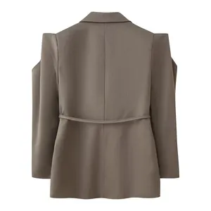 Vue arrière d'un blazer marron pour femme avec épaules structurées et ceinture