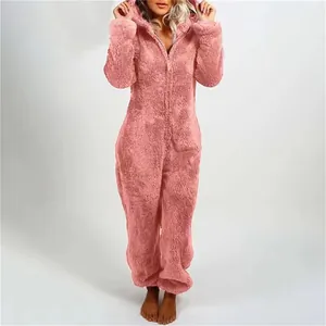 Combinaison à capuche en peluche rose avec manches longues et fermeture éclair avant.