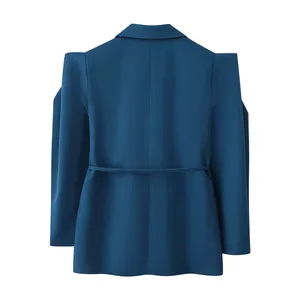 Vue arrière d'un blazer bleu canard pour femme avec épaulettes et ceinture nouée