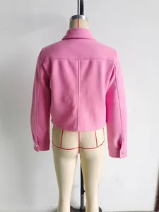 Vista posteriore di una giacca corta in lana morbida rosa da donna
