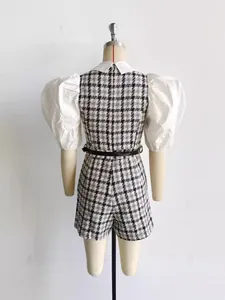 Vista posteriore di una tutina scozzese con maniche a sbuffo e colletto bianco chic