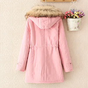 Rückansicht eines rosa Damen-Winterparkas mit großer Kunstfellkapuze und Kordelzug.