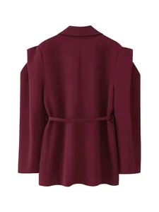 Vue arrière d'un blazer femme bordeaux tendance avec épaules structurées et ceinture à nouer.