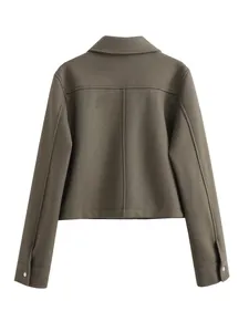 Vista posteriore di una giacca corta minimalista in lana verde oliva per uno stile casual