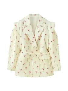 Vue détaillée d'un blazer à fleurs pour femme avec épaules larges et ceinture à nouer.