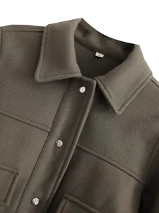 Dettaglio ravvicinato di giacca a camicia in misto lana verde oliva con bottoni a pressione
